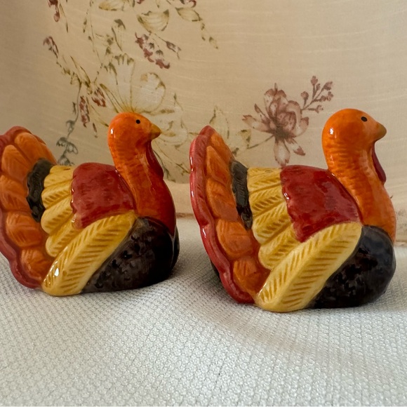 New/Open Box Hand Painted Turkey Salt & Pepper Shaker - Thanksgiving, Holidays - Picture 10 of 15